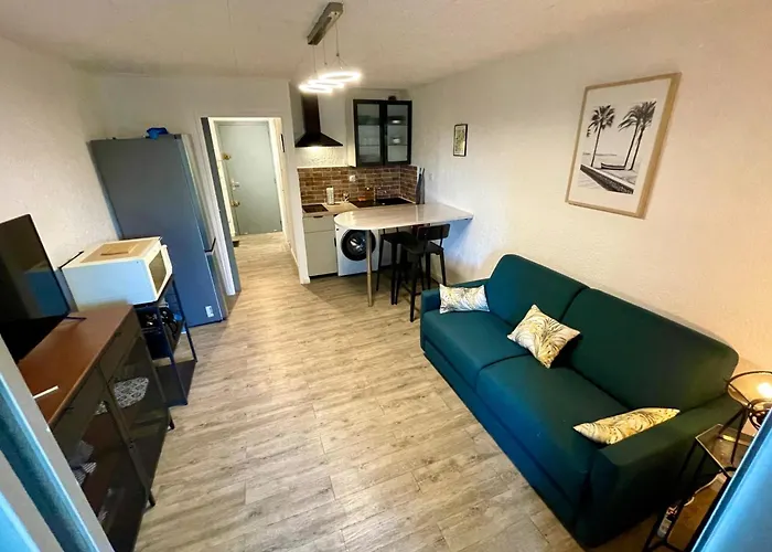 Bright A Few Steps From The * Сен-Мандрие-сюр-Мер