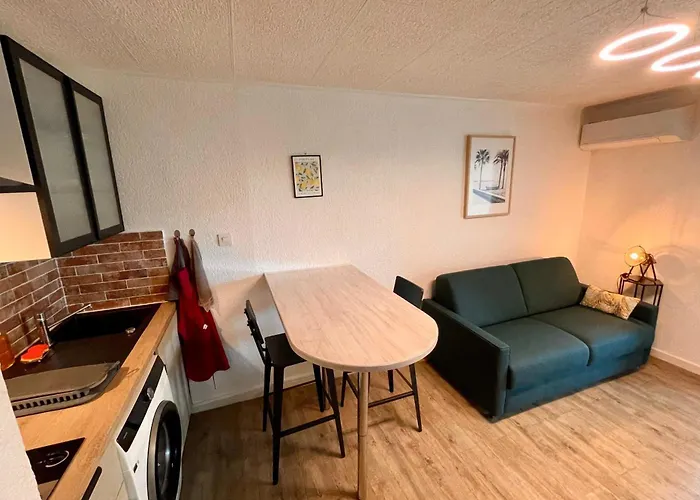 Bright A Few Steps From The Сен-Мандрие-сюр-Мер