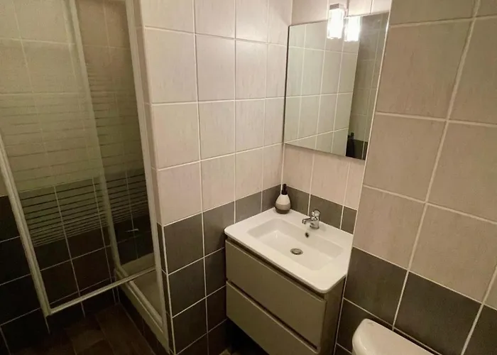 Апартаменты Bright A Few Steps From The Сен-Мандрие-сюр-Мер